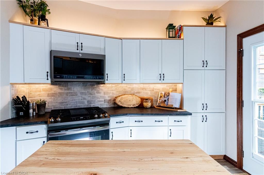 27 Steven Street, Hamilton, ON - Indoor Photo Showing Kitchen