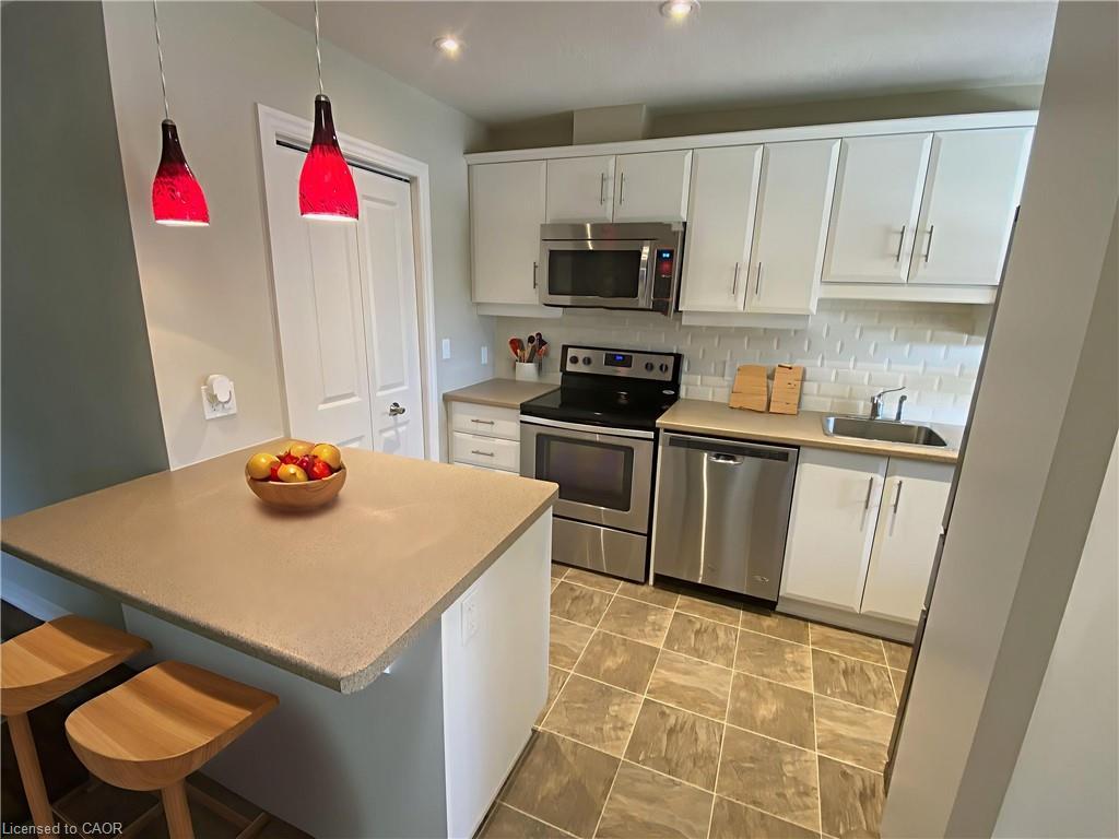 13 Szollosy Circle, Hamilton, ON - Indoor Photo Showing Kitchen