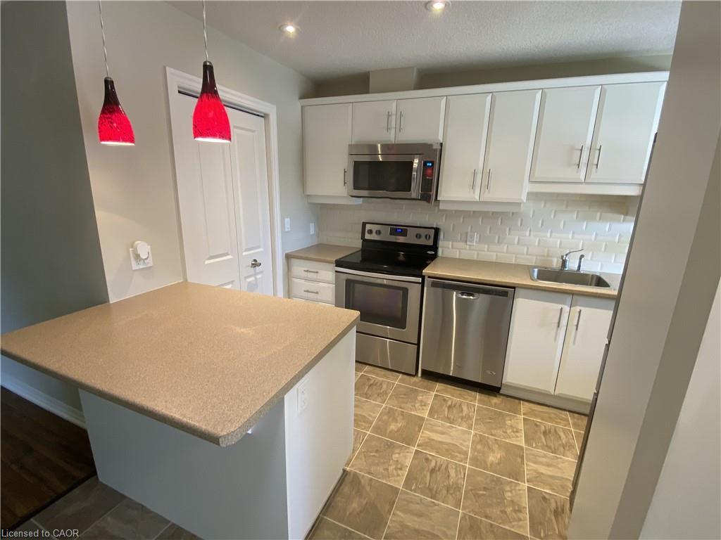 13 Szollosy Circle, Hamilton, ON - Indoor Photo Showing Kitchen