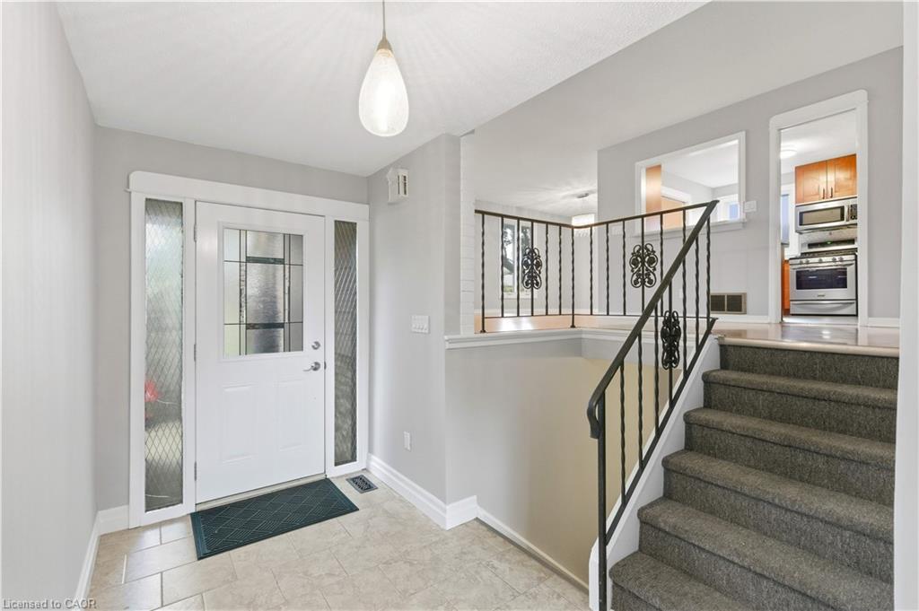 111 Britten Close, Hamilton, ON - Indoor Photo Showing Other Room