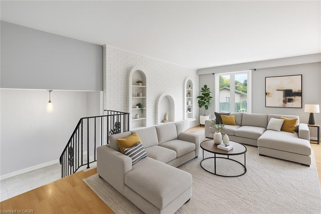 111 Britten Close, Hamilton, ON - Indoor Photo Showing Living Room