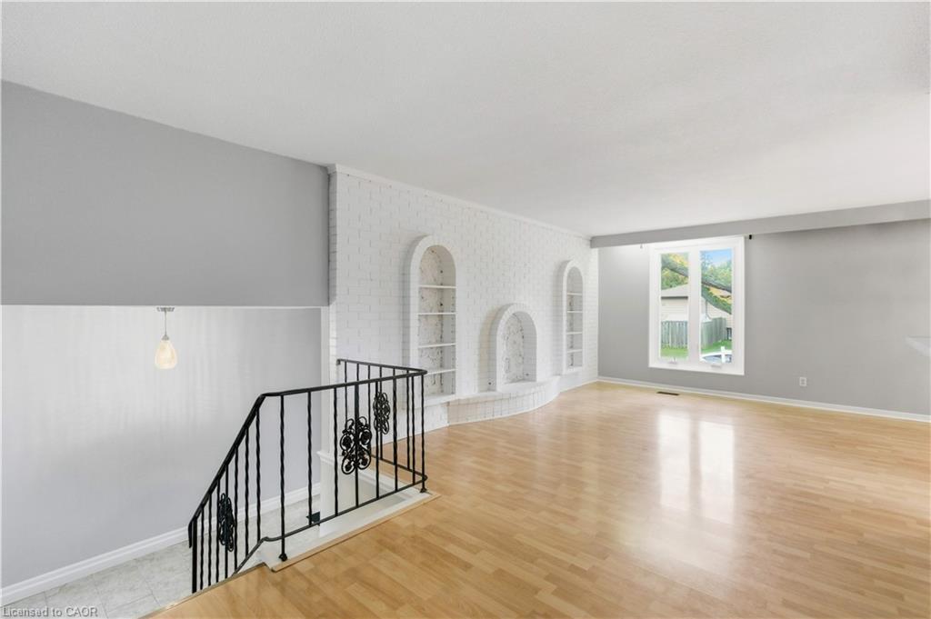 111 Britten Close, Hamilton, ON - Indoor Photo Showing Other Room