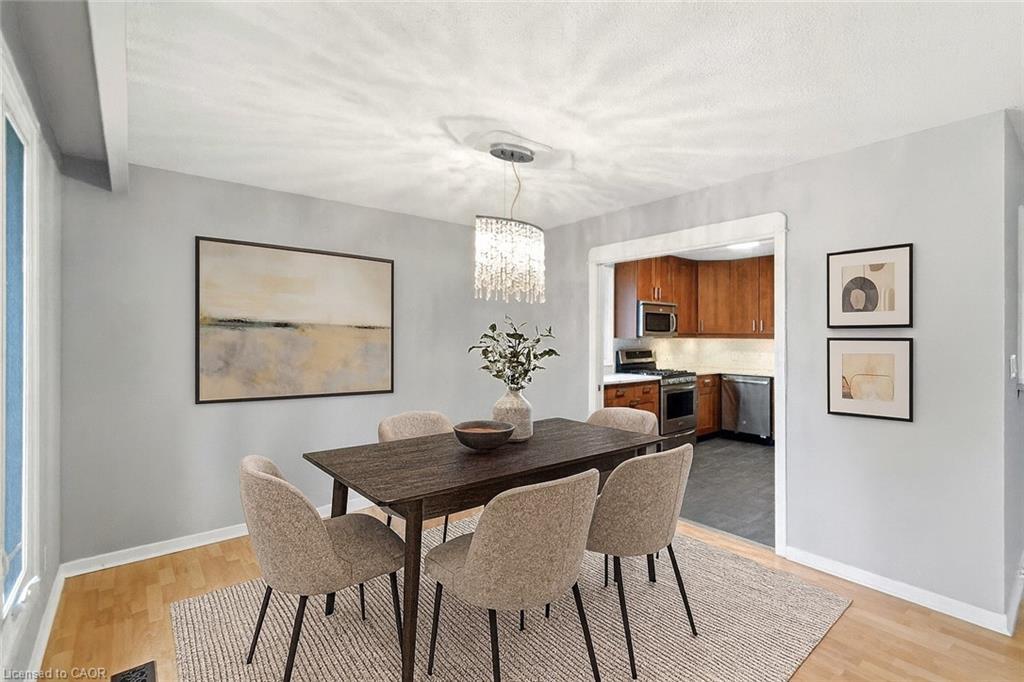 111 Britten Close, Hamilton, ON - Indoor Photo Showing Dining Room