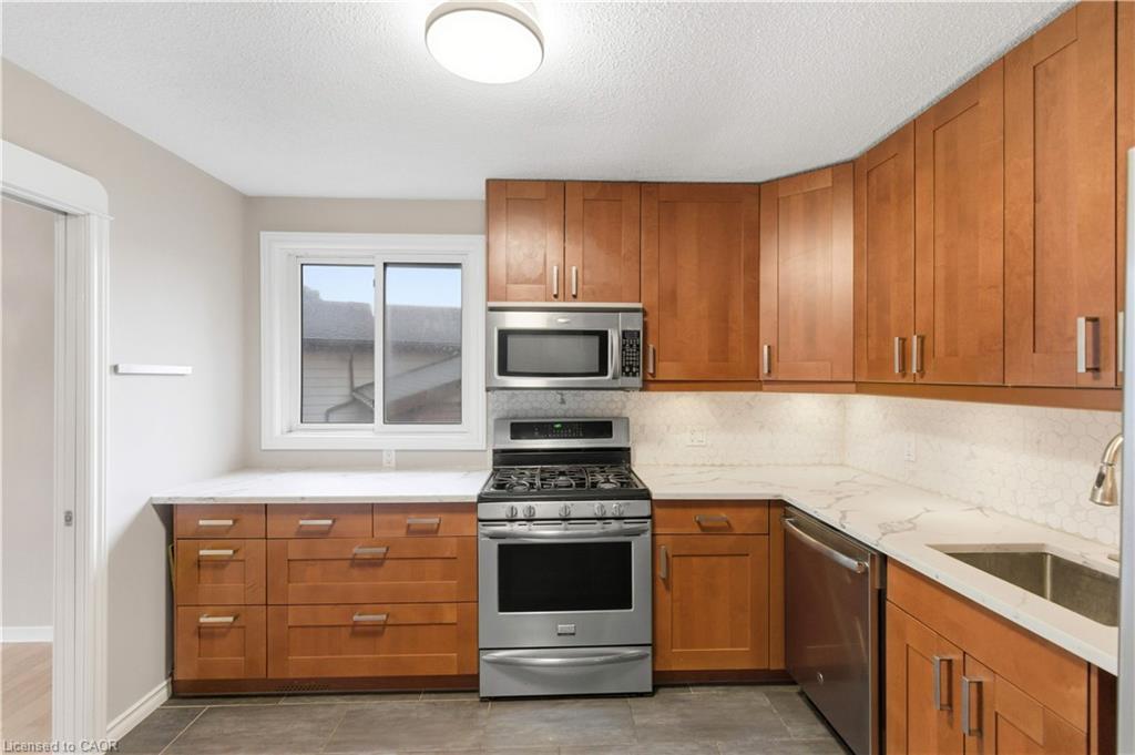 111 Britten Close, Hamilton, ON - Indoor Photo Showing Kitchen