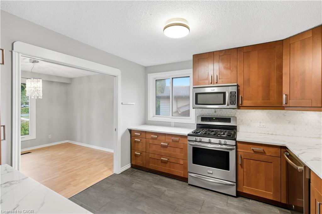 111 Britten Close, Hamilton, ON - Indoor Photo Showing Kitchen