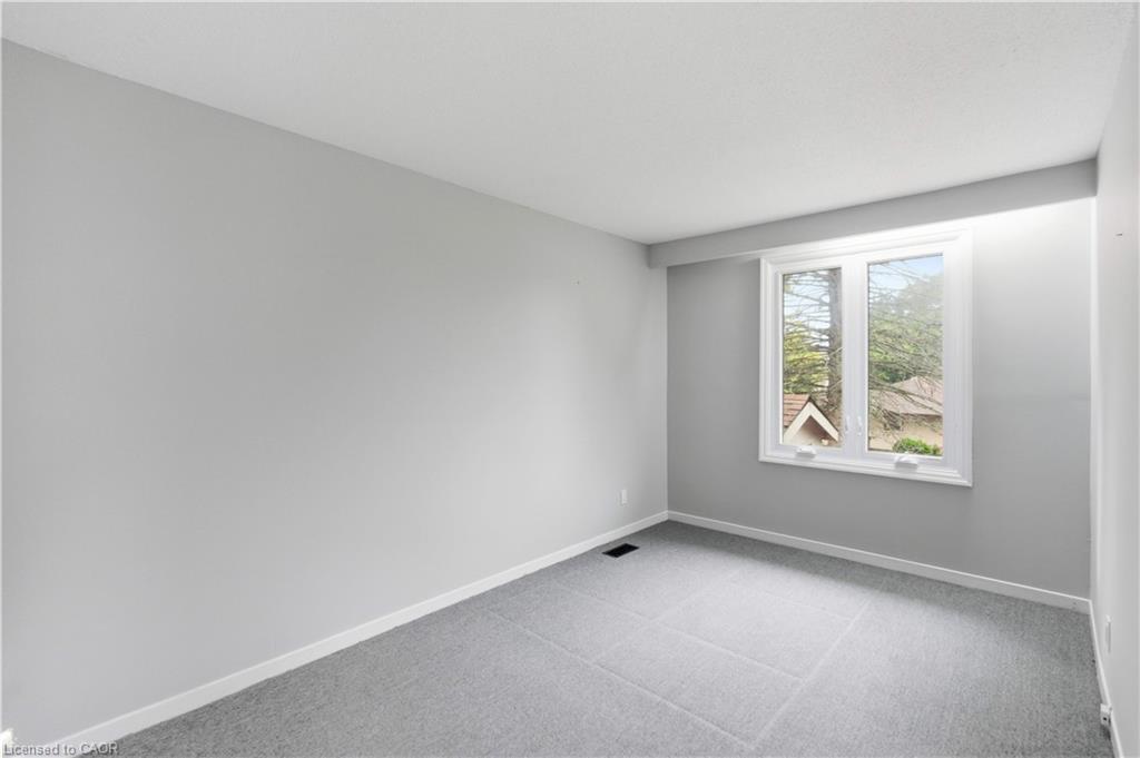 111 Britten Close, Hamilton, ON - Indoor Photo Showing Other Room