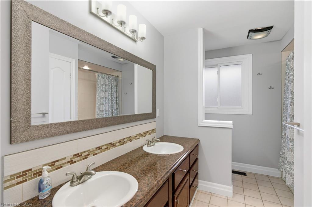 111 Britten Close, Hamilton, ON - Indoor Photo Showing Bathroom