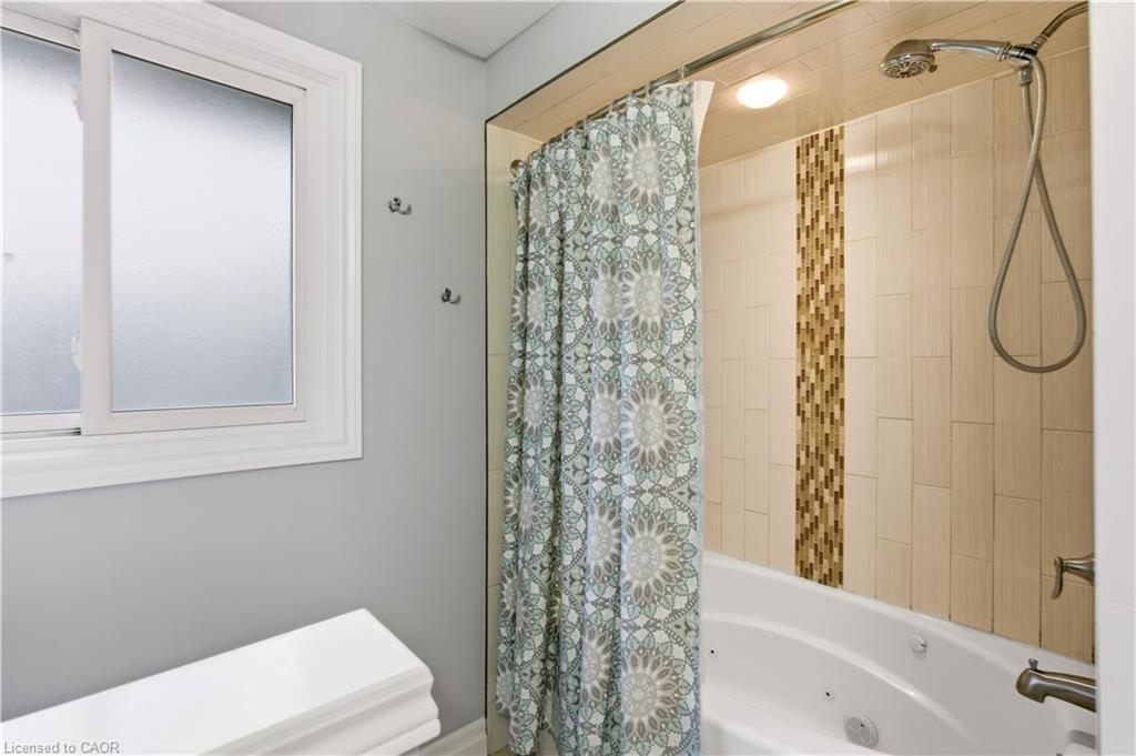 111 Britten Close, Hamilton, ON - Indoor Photo Showing Bathroom