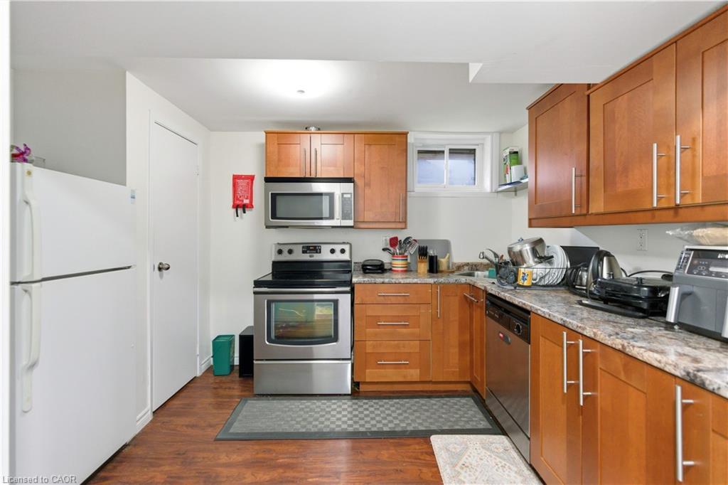111 Britten Close, Hamilton, ON - Indoor Photo Showing Kitchen
