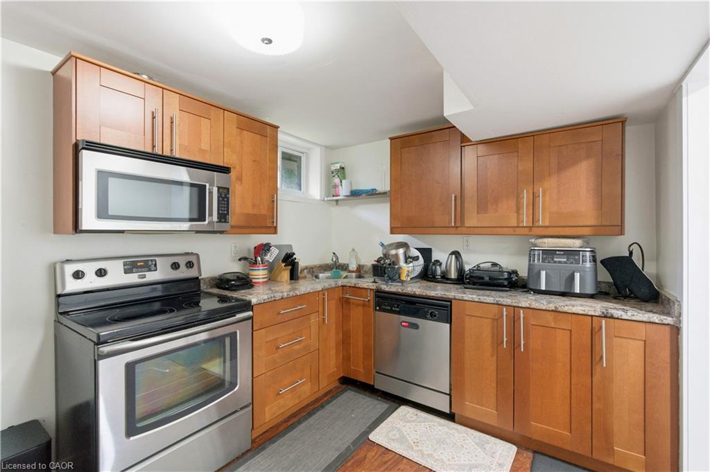 111 Britten Close, Hamilton, ON - Indoor Photo Showing Kitchen With Stainless Steel Kitchen