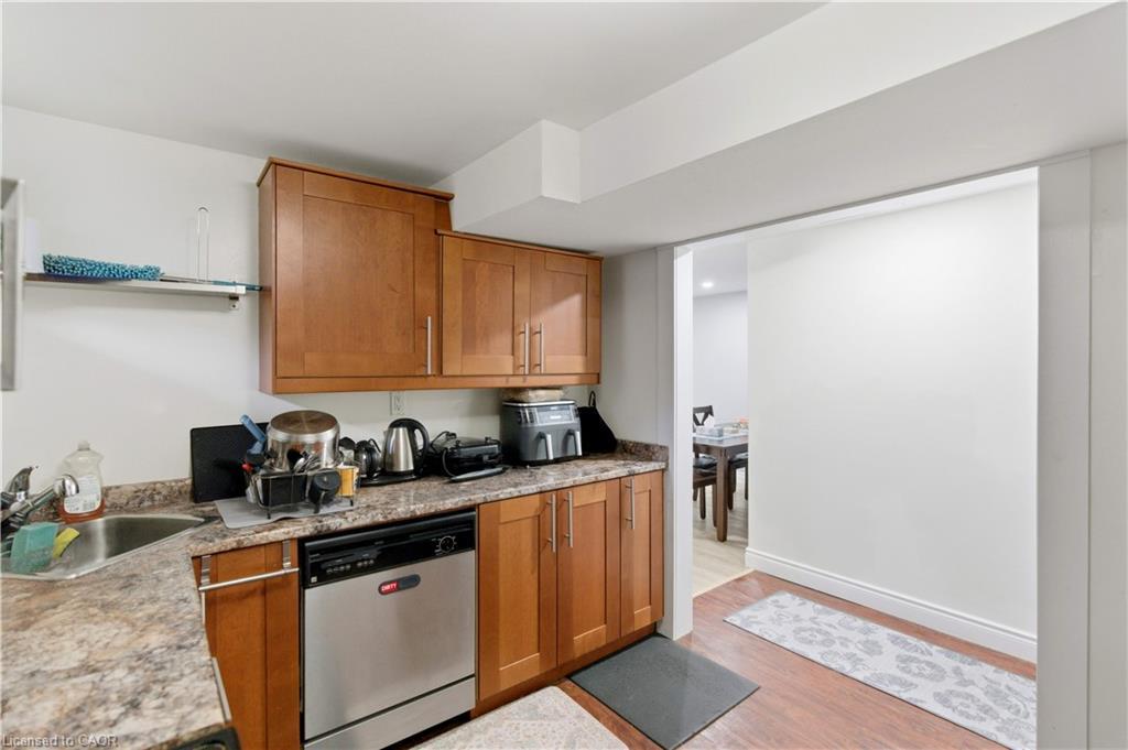 111 Britten Close, Hamilton, ON - Indoor Photo Showing Kitchen With Double Sink