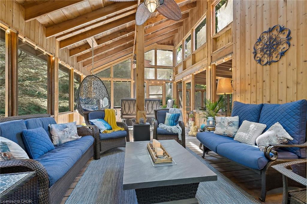11646 Dublin Line, Halton Hills, ON - Indoor Photo Showing Living Room