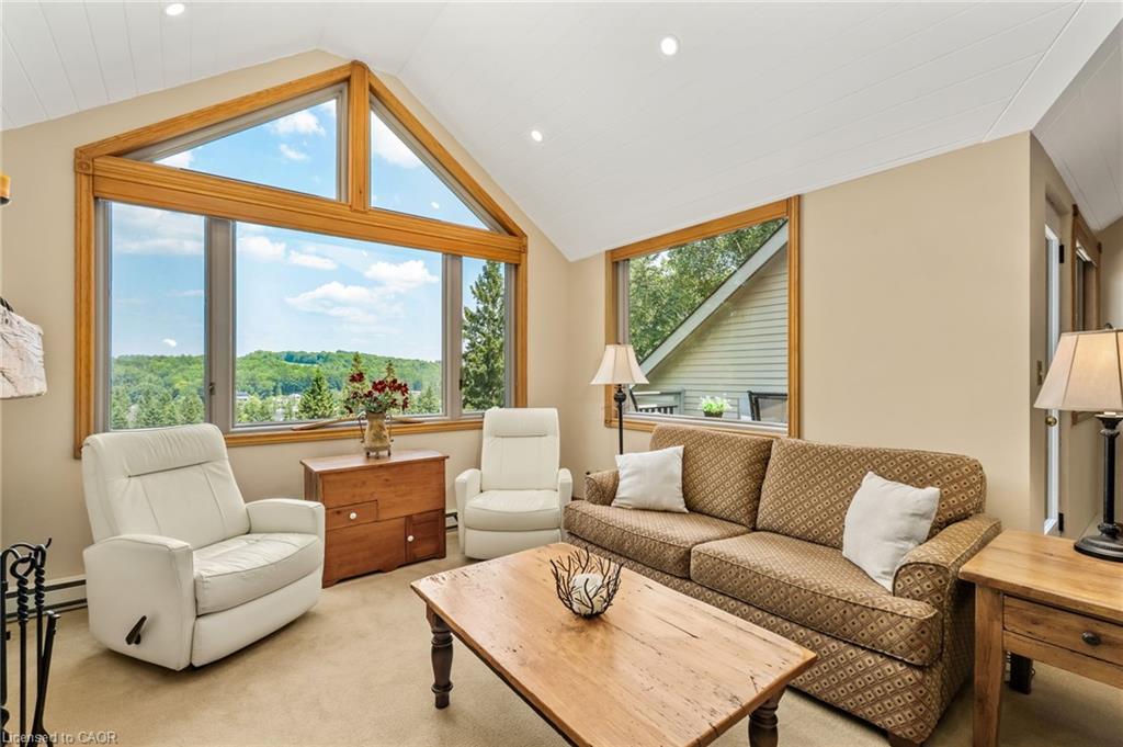 1-131 Grandview Hilltop Drive, Huntsville, ON - Indoor Photo Showing Living Room