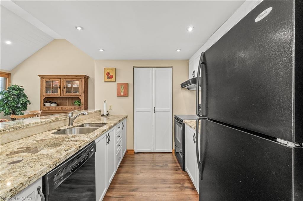 1-131 Grandview Hilltop Drive, Huntsville, ON - Indoor Photo Showing Kitchen With Double Sink