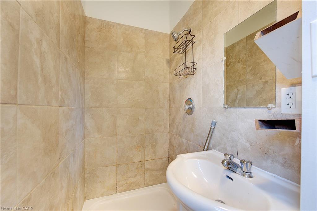201 Clarence Street, London, ON - Indoor Photo Showing Bathroom