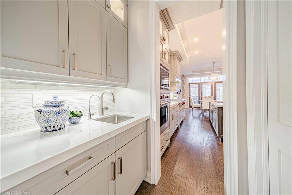 3096 Daniel Way Way, Oakville, ON - Indoor Photo Showing Kitchen With Upgraded Kitchen