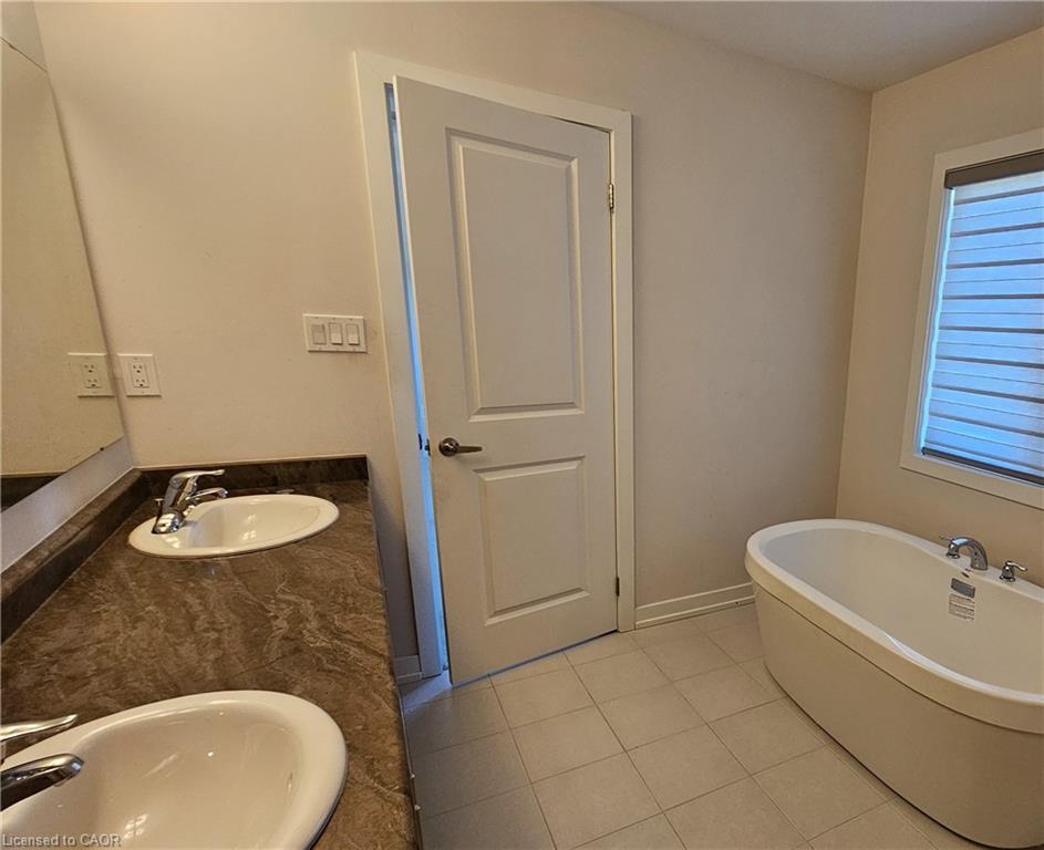 23 Tulip Crescent, Simcoe, ON - Indoor Photo Showing Bathroom