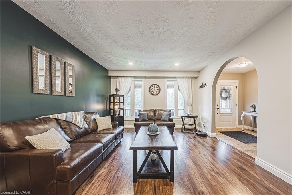 477 Queen Victoria Drive, Hamilton, ON - Indoor Photo Showing Living Room