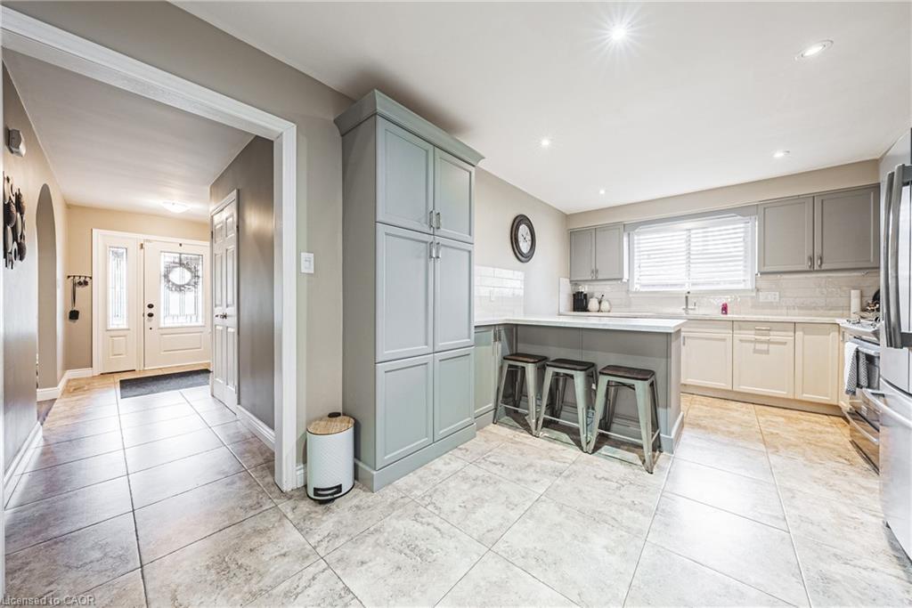 477 Queen Victoria Drive, Hamilton, ON - Indoor Photo Showing Kitchen