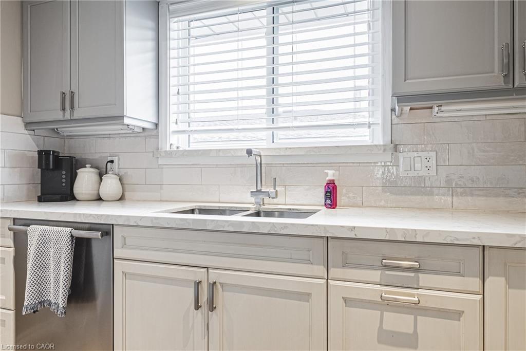 477 Queen Victoria Drive, Hamilton, ON - Indoor Photo Showing Kitchen With Double Sink