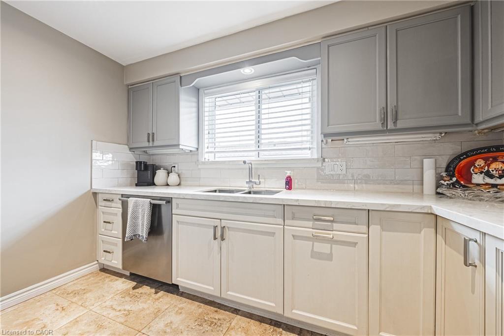 477 Queen Victoria Drive, Hamilton, ON - Indoor Photo Showing Kitchen