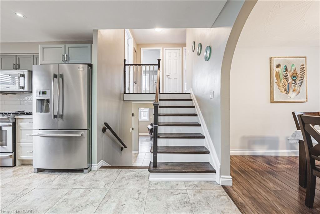 477 Queen Victoria Drive, Hamilton, ON - Indoor Photo Showing Kitchen