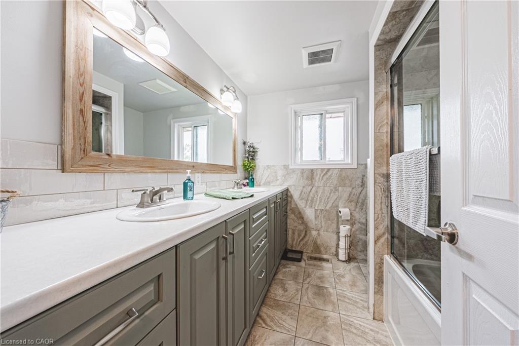 477 Queen Victoria Drive, Hamilton, ON - Indoor Photo Showing Bathroom