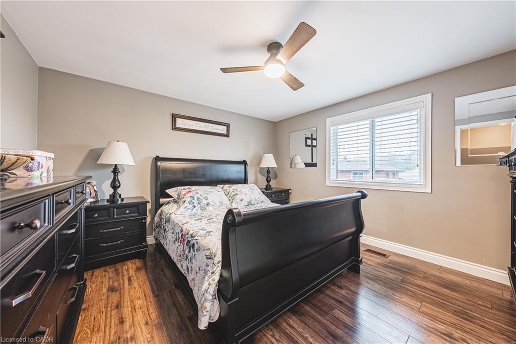 477 Queen Victoria Drive, Hamilton, ON - Indoor Photo Showing Bedroom