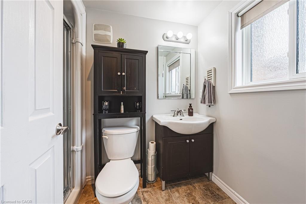 477 Queen Victoria Drive, Hamilton, ON - Indoor Photo Showing Bathroom