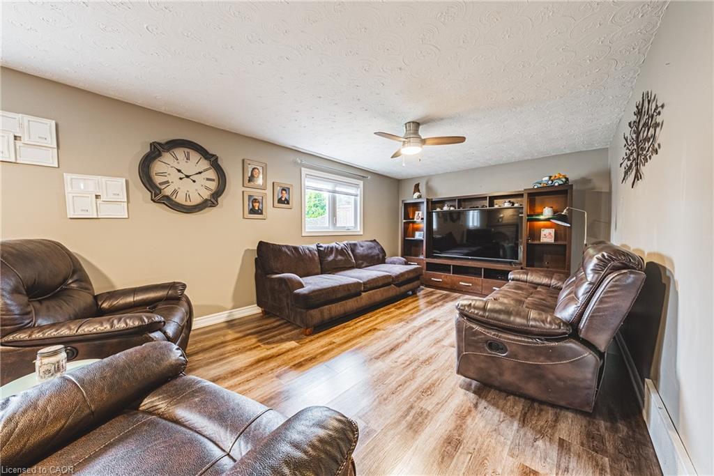 477 Queen Victoria Drive, Hamilton, ON - Indoor Photo Showing Living Room