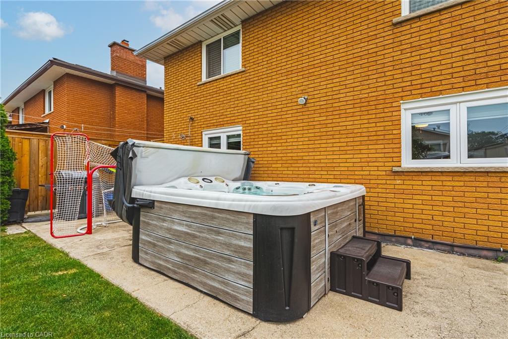 477 Queen Victoria Drive, Hamilton, ON - Outdoor With Exterior