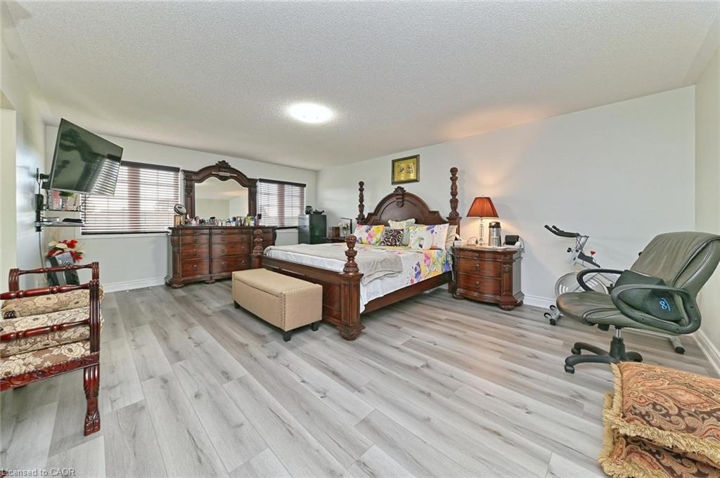 28 Abbotsbury Drive, Brampton, ON - Indoor Photo Showing Bedroom