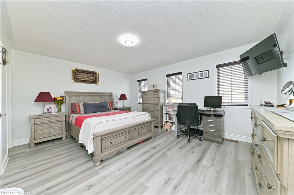 28 Abbotsbury Drive, Brampton, ON - Indoor Photo Showing Bedroom