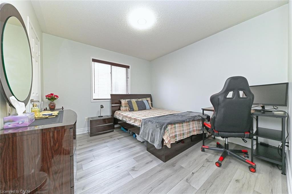 28 Abbotsbury Drive, Brampton, ON - Indoor Photo Showing Bedroom