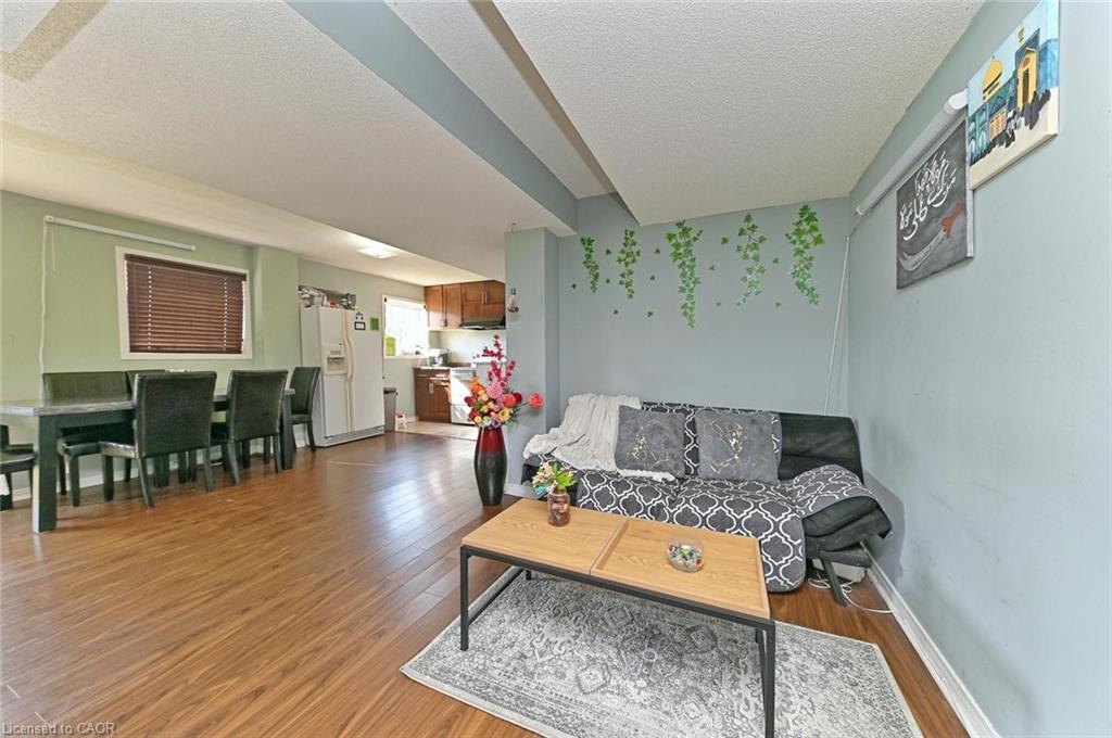28 Abbotsbury Drive, Brampton, ON - Indoor Photo Showing Living Room