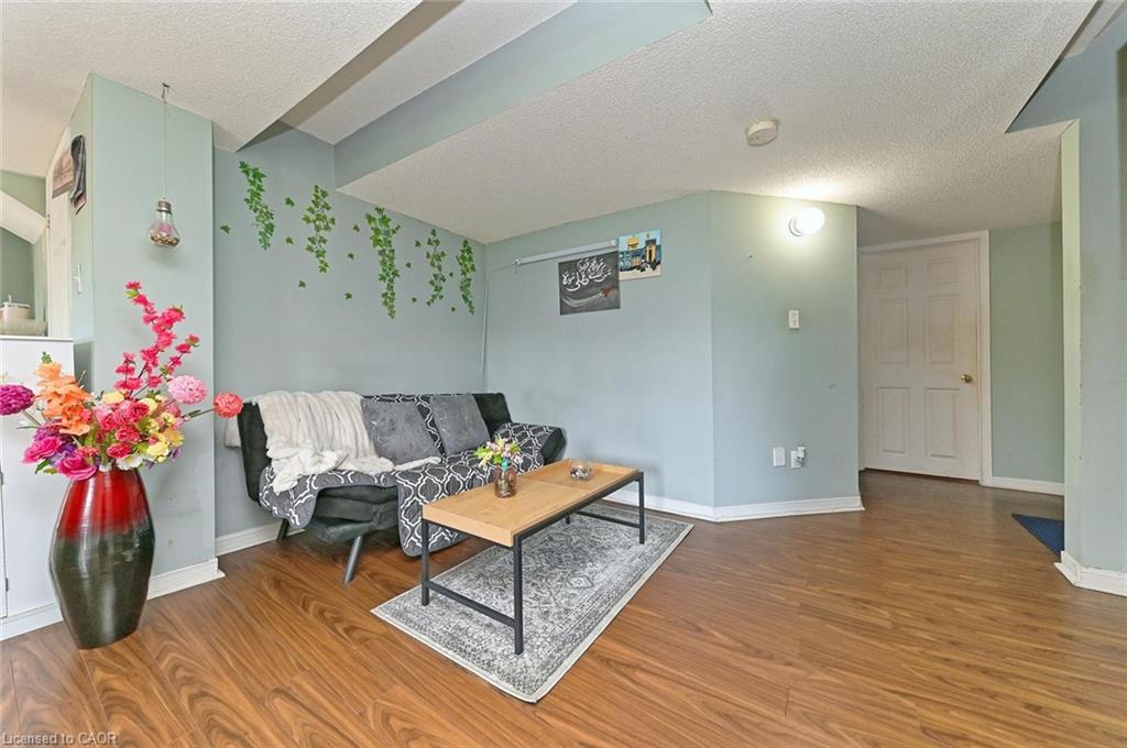 28 Abbotsbury Drive, Brampton, ON - Indoor Photo Showing Living Room