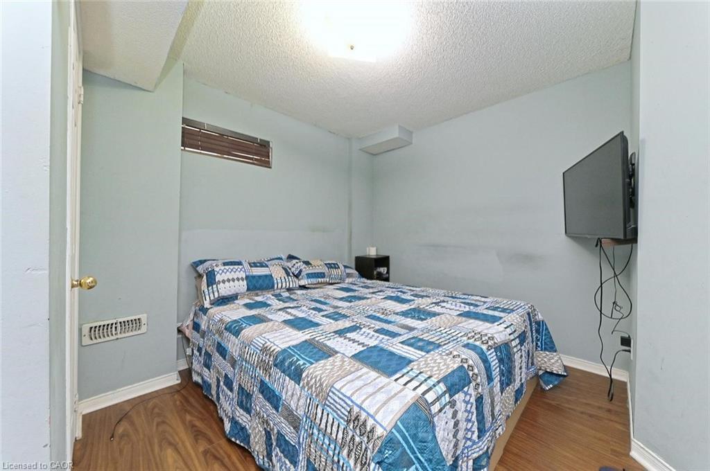 28 Abbotsbury Drive, Brampton, ON - Indoor Photo Showing Bedroom