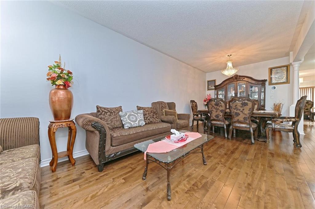 28 Abbotsbury Drive, Brampton, ON - Indoor Photo Showing Living Room