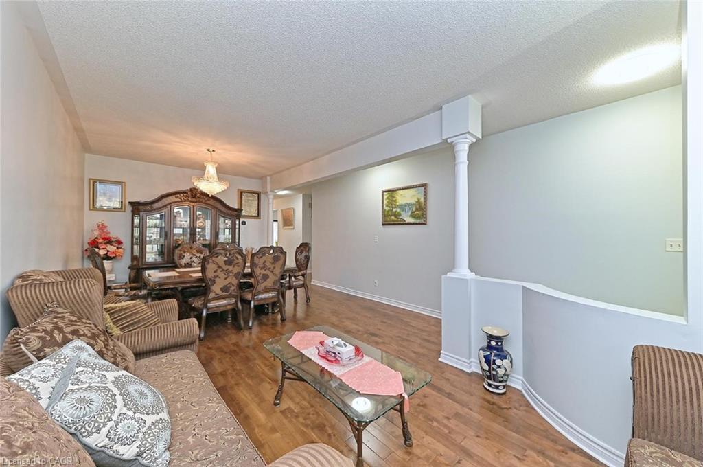 28 Abbotsbury Drive, Brampton, ON - Indoor Photo Showing Living Room