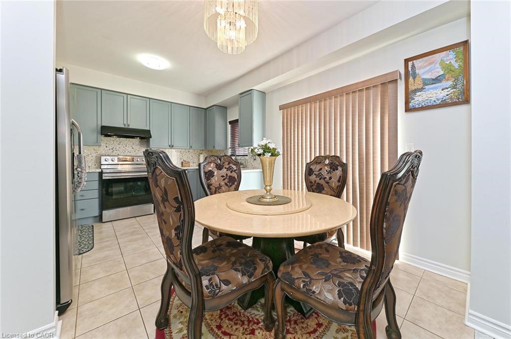 28 Abbotsbury Drive, Brampton, ON - Indoor Photo Showing Dining Room