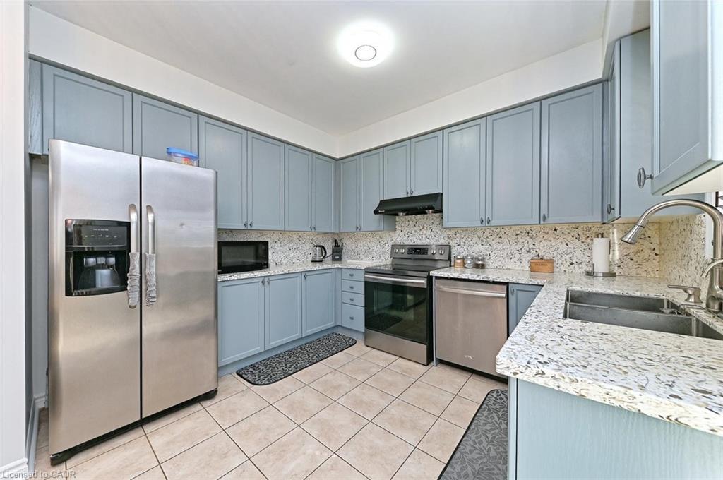 28 Abbotsbury Drive, Brampton, ON - Indoor Photo Showing Kitchen With Upgraded Kitchen