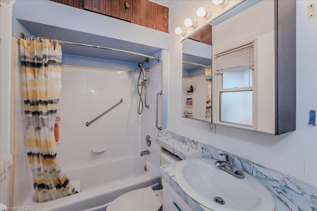 478 Greenfield Avenue, Kitchener, ON - Indoor Photo Showing Bathroom