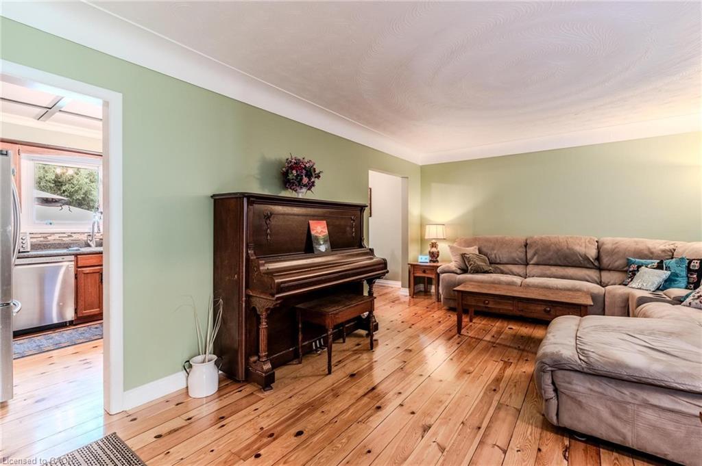 46 First Street, Waterdown, ON - Indoor Photo Showing Living Room