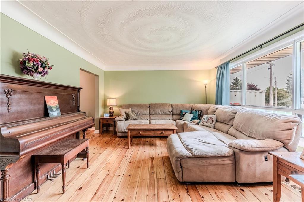 46 First Street, Waterdown, ON - Indoor Photo Showing Living Room