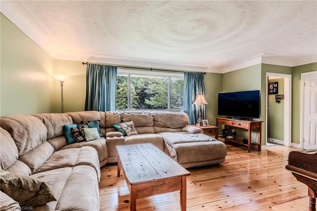 46 First Street, Waterdown, ON - Indoor Photo Showing Living Room