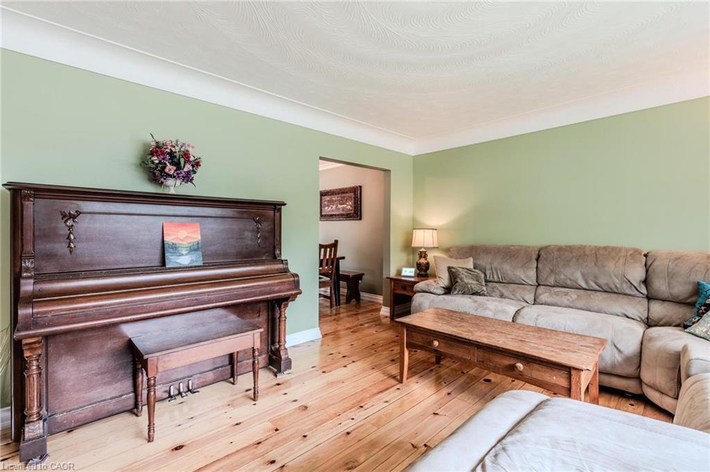 46 First Street, Waterdown, ON - Indoor Photo Showing Living Room