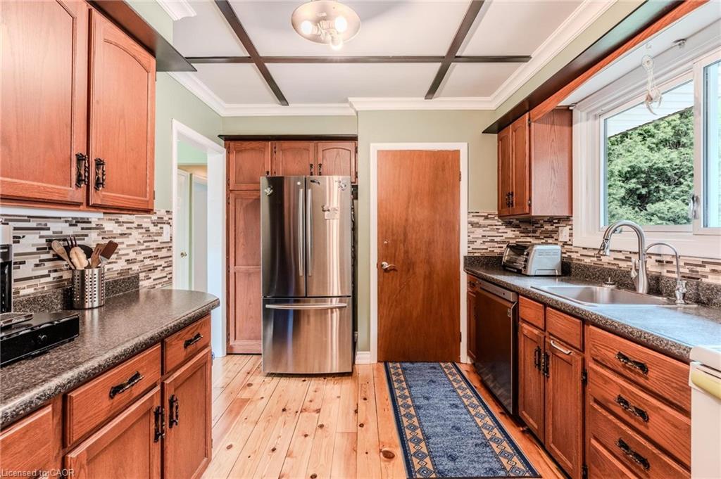 46 First Street, Waterdown, ON - Indoor Photo Showing Kitchen With Double Sink