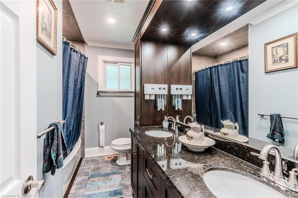 46 First Street, Waterdown, ON - Indoor Photo Showing Bathroom