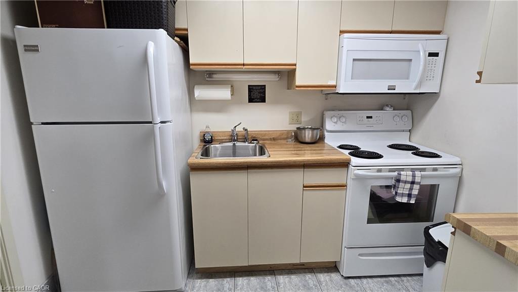 705-5 Mill Pond Court, Simcoe, ON - Indoor Photo Showing Kitchen