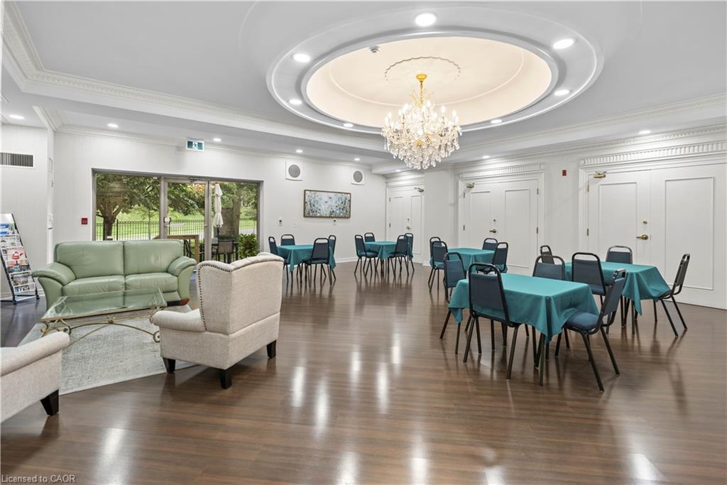 211-2075 Amherst Heights Drive, Burlington, ON - Indoor Photo Showing Living Room